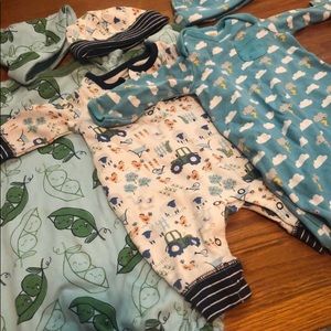 ❗️3❗️newborn Gymboree outfits❗️complete with hats